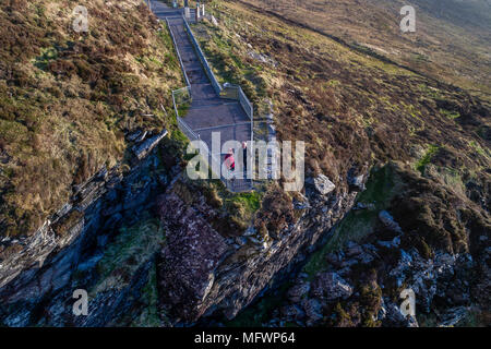 Piattaforma di osservazione che si affaccia Fogher scogliere sulla montagna Goekaun, Valentia Island County Kerry, Irlanda Foto Stock