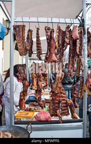 In casa la pancetta, prosciutto e i prodotti esposti per la vendita. Foto Stock