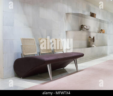 Interno del negozio con prodotto visualizza Foto Stock