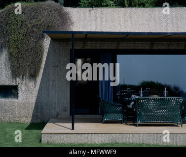 Vista di una disposizione di posti a sedere in un lanai Foto Stock