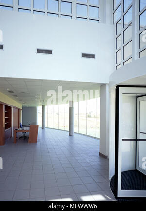 Vista di un eclettico hall all'interno di un edificio per uffici Foto Stock