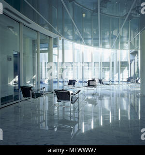 Vista di un eclettico hall all'interno di un edificio per uffici Foto Stock