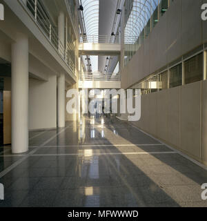 Vista di un eclettico corridoio all'interno di un edificio per uffici Foto Stock