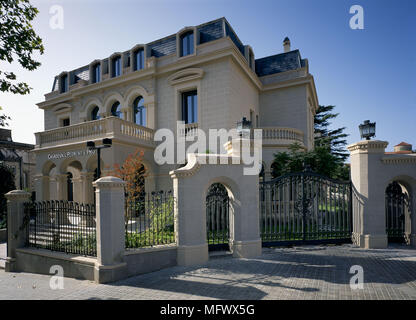 Vista di un edificio per uffici in una giornata di sole Foto Stock