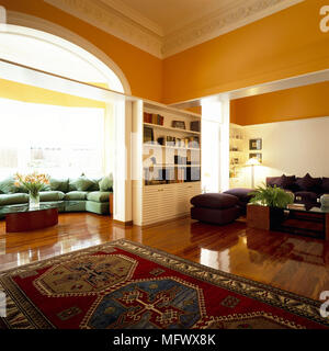 Vista di confortevoli divani in una stanza vivente Foto Stock