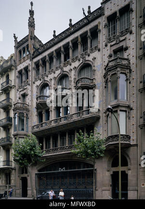 Vista della gente che cammina al di fuori di un edificio monumentale Foto Stock