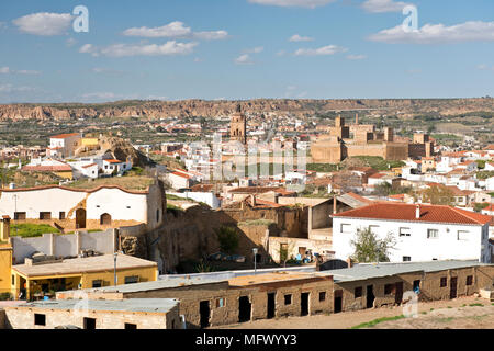 La cattedrale e il Castello Alcazaba visto in vista di tutta la città di Gaudix. Provincia di Granada, Andalusia, Spagna meridionale Foto Stock