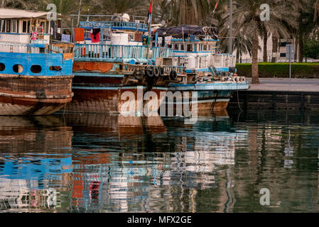 Imbarcazioni al porto lungo Deira la riva del Torrente di Dubai, UAE. Deira è un antico centro commerciale di Dubai con piccole spedizioni e commercio imbarcazioni. Foto Stock