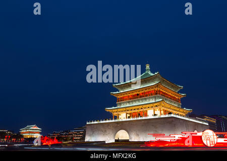 Xian Bell & Torre del Tamburo al crepuscolo in Cina Foto Stock