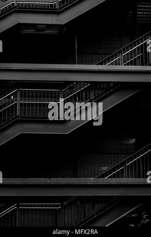 Garage esterno multilivello con primo piano di scale metalliche con ringhiere evidenziate Foto Stock