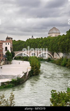 Isola Tiberina (Isola Tiberina) e un vecchio ponte sul fiume Tevere. Roma, Italia Foto Stock