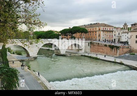 Isola Tiberina (Isola Tiberina) e ponte Cestio (Ponte Cestio) oltre il fiume Tevere. Roma, Italia Foto Stock