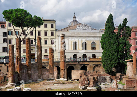 Teatro Argentina è uno dei più antichi teatri di Roma e fu inaugurato nel 1732. Si trova nell'Area Sacra di Largo di Torre Argentina. Juli Foto Stock