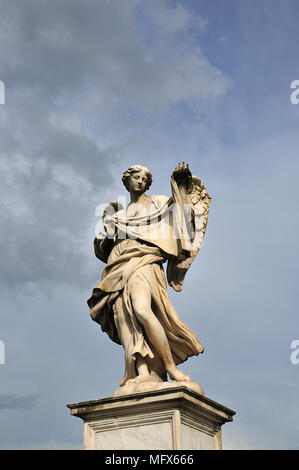 Angelo con Sudarium sul Ponte Sant'Angelo, opera dello scultore Cosimo Fancelli. Roma, Italia Foto Stock