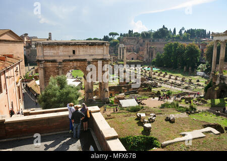 Il Foro Romano e Palatino. In primo piano, l'Arco di Settimio Severo. Un sito Patrimonio Mondiale dell'Unesco. Roma, Italia Foto Stock