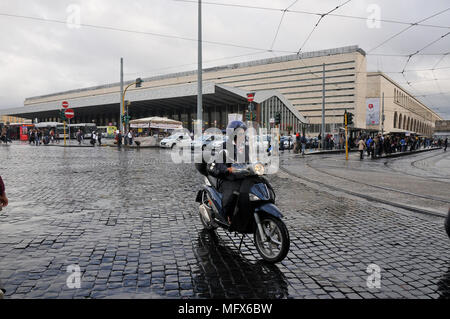 La stazione Termini in un giorno di pioggia, Roma, Italia Foto Stock