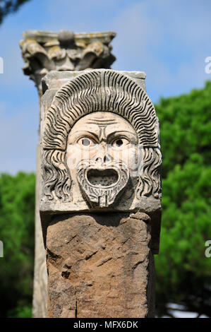 La maschera del teatro della città romana di Ostia Antica. In corrispondenza della foce del fiume Tevere, Ostia Roma era il porto marittimo di duemila anni fa. Italia Foto Stock