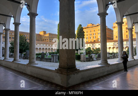 Michelangelo per il chiostro, dove possiamo vedere più di 400 opere d'arte. Terme di Diocleziano (Terme di Diocleziano). Roma, Italia Foto Stock