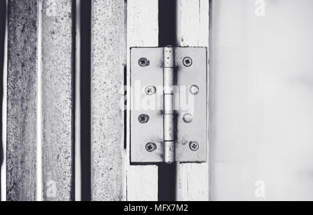 Chiudere le cerniere della porta.in bianco e nero di tono. Foto Stock