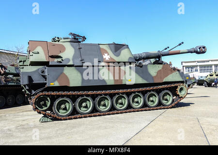 Museo di storia militare di Dresda, esposizione all'aperto delle armi della Bundeswehr, M-109 howitzer, Dresda, Sassonia, Germania Foto Stock