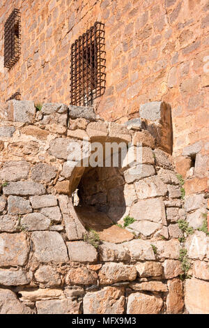 Divaricati squarcio nella parete del castello per cannone difensive fire. Castello di Castillo de la Calahorra. Provincia di Granada, Andalusia, Spagna meridionale Foto Stock