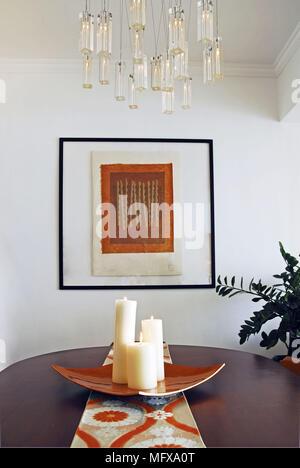 Lampadario sopra un tavolo di legno nella moderna sala da pranzo Foto Stock