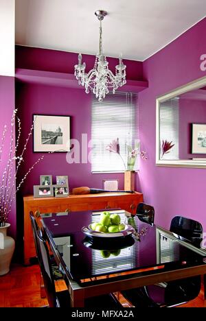 Lampadario sopra la tabella in rosso moderno sala da pranzo Foto Stock