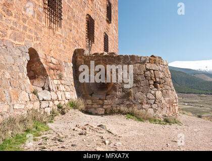 Divaricati squarcio nella parete del castello per cannone difensive fire. Castello di Castillo de la Calahorra. Provincia di Granada, Andalusia, Spagna meridionale Foto Stock