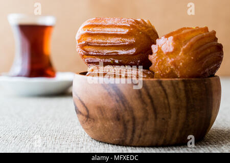 Dolce turco Tulumba tatlisi con tè. dessert concetto. Foto Stock