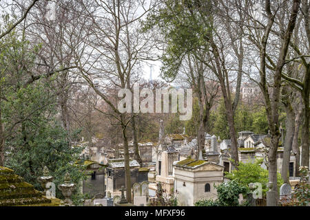 Cimitero di Père Lachaise, il più grande cimitero di Parigi, situato nel 20th ° arrondissement , la necropoli più visitata del mondo. Parigi, Francia Foto Stock