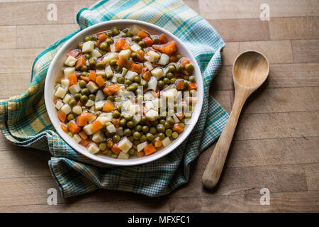 Cibo turco i piselli freschi con carote e patate su una superficie in legno. Foto Stock