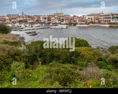 Vista della città di Stintino sull'Isola del nord della Sardegna, Italia Foto Stock