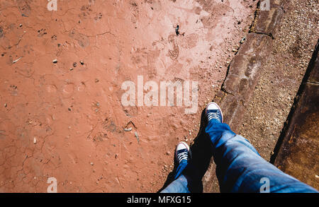 Jeans e scarpe da ginnastica da sopra Foto Stock