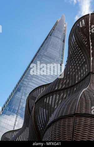 Una diversa o inusuali vista atmosferica di shard edificio per uffici nel centro di Londra vicino a guys hospital. Ottima posizione progettisti. Foto Stock
