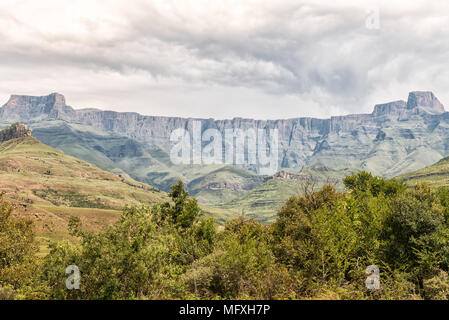 Una vista dell'Anfiteatro in Kwazulu-Natal Drakensberg. La sentinella è sulla destra Foto Stock