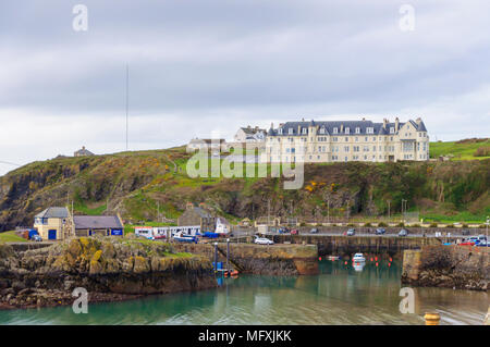 Portpatrick, Scotland, Regno Unito. Il 26 aprile, 2018. Regno Unito Meteo. La Portpatrick Hotel seduti sulla sommità di ripide scogliere che si affaccia sul porto durante il sole e frequenti acquazzoni. Credito: Berretto Alamy/Live News Foto Stock