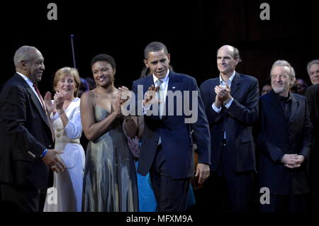 Washington, Distretto di Columbia, Stati Uniti d'America. 8 Mar 2009. Washington, DC - Marzo 8, 2009 -- Il Presidente degli Stati Uniti Barack Obama (C) unisce esecutori (compreso host Bill Cosby (L) e James Taylor (2-R)) sul palco per portare nel canto del "Buon Compleanno" al senatore Ted Kennedy (Democratico- Massachusetts) a un omaggio musicale per celebrare Kennedy il compleanno presso il Kennedy Center di Washington, DC, Stati Uniti d'America, domenica 08 marzo 2009. Credito: Chris Usher - Piscina via CNP Credito: Chris Usher/CNP/ZUMA filo/Alamy Live News Foto Stock