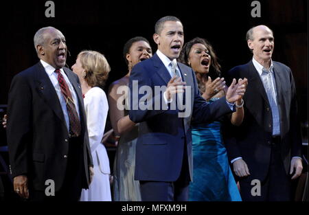 Washington, Distretto di Columbia, Stati Uniti d'America. 8 Mar 2009. Washington, DC - Marzo 8, 2009 -- Il Presidente degli Stati Uniti Barack Obama (C) unisce esecutori (compreso host Bill Cosby (L) e James Taylor (R)) sul palco per portare nel canto del "Buon Compleanno" al senatore Ted Kennedy (Democratico- Massachusetts) a un omaggio musicale per celebrare Kennedy il compleanno presso il Kennedy Center di Washington, DC, Stati Uniti d'America, domenica 08 marzo 2009. Credito: Chris Usher - Piscina via CNP Credito: Chris Usher/CNP/ZUMA filo/Alamy Live News Foto Stock