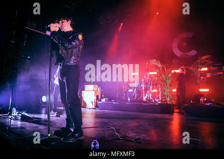 Kentish Town, Londra, UK, 26 aprile 2018, coste sul loro tour del Regno Unito, Chris Caines di UK rock band coste a l'O2 Forum Kentish Town, Credito: Richard Soans/Alamy Live News Foto Stock