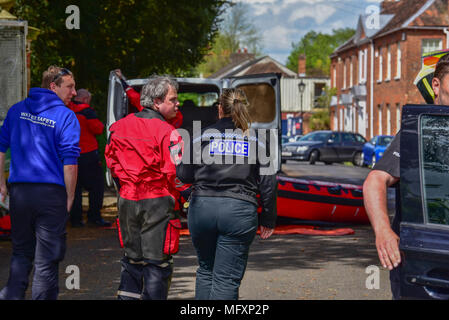 Marlow, Regno Unito. Il 26 aprile 2018. Cooperazione di polizia e squadre di ricerca e soccorso cerca lungo il fiume Tamigi per donna mancante Ruth Smith Credit: Peter Manning/Alamy Live News Foto Stock