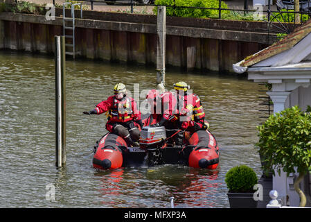 Marlow, Regno Unito. Il 26 aprile 2018. Cooperazione di polizia e squadre di ricerca e soccorso cerca lungo il fiume Tamigi per donna mancante Ruth Smith Credit: Peter Manning/Alamy Live News Foto Stock