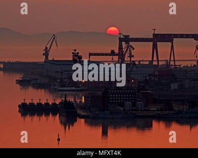 Dalian, Dalian, Cina. 26 apr, 2018. Dalian, Cina-26th Aprile 2018: un cantiere navale di Dalian, a nord-est della Cina di Provincia di Liaoning. Credito: SIPA Asia/ZUMA filo/Alamy Live News Foto Stock