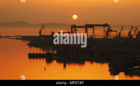 Dalian, Dalian, Cina. 26 apr, 2018. Dalian, Cina-26th Aprile 2018: un cantiere navale di Dalian, a nord-est della Cina di Provincia di Liaoning. Credito: SIPA Asia/ZUMA filo/Alamy Live News Foto Stock