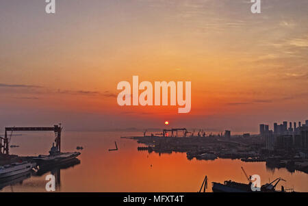 Dalian, Dalian, Cina. 26 apr, 2018. Dalian, Cina-26th Aprile 2018: un cantiere navale di Dalian, a nord-est della Cina di Provincia di Liaoning. Credito: SIPA Asia/ZUMA filo/Alamy Live News Foto Stock