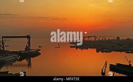 Dalian, Dalian, Cina. 26 apr, 2018. Dalian, Cina-26th Aprile 2018: un cantiere navale di Dalian, a nord-est della Cina di Provincia di Liaoning. Credito: SIPA Asia/ZUMA filo/Alamy Live News Foto Stock