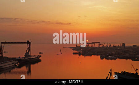 Dalian, Dalian, Cina. 26 apr, 2018. Dalian, Cina-26th Aprile 2018: un cantiere navale di Dalian, a nord-est della Cina di Provincia di Liaoning. Credito: SIPA Asia/ZUMA filo/Alamy Live News Foto Stock