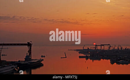 Dalian, Dalian, Cina. 26 apr, 2018. Dalian, Cina-26th Aprile 2018: un cantiere navale di Dalian, a nord-est della Cina di Provincia di Liaoning. Credito: SIPA Asia/ZUMA filo/Alamy Live News Foto Stock