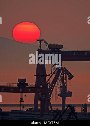 Dalian, Dalian, Cina. 26 apr, 2018. Dalian, Cina-26th Aprile 2018: un cantiere navale di Dalian, a nord-est della Cina di Provincia di Liaoning. Credito: SIPA Asia/ZUMA filo/Alamy Live News Foto Stock