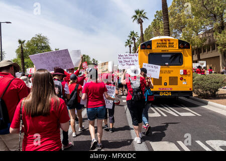 Phoenix, Stati Uniti d'America, 26 Aprile, 2018 #RedForEd Marzo - Quando ci siamo alzati per noi stessi, per alzarsi per i nostri studenti. Credito: Michelle Jones - Arizona/Alamy Live News. Foto Stock