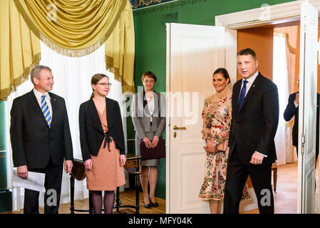 Riga, Lettonia. Il 27 aprile 2018. Visita ufficiale in Lettonia del suo Higness Royal Crown Princess Victoria e Sua Altezza Reale il Principe ereditario Daniel. Credito: Gints Ivuskans/Alamy Live News Foto Stock